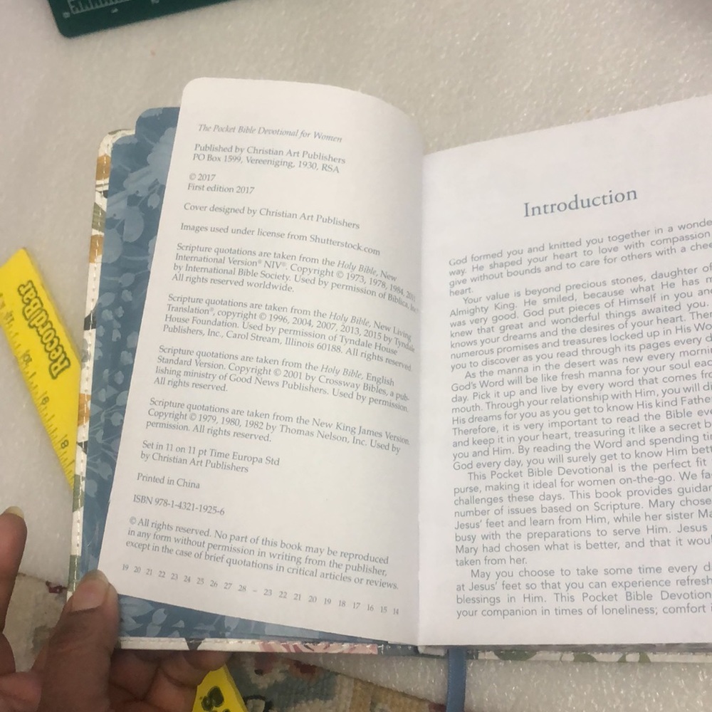 The pocket Bible Devotional for Women - Picture 6 of 12